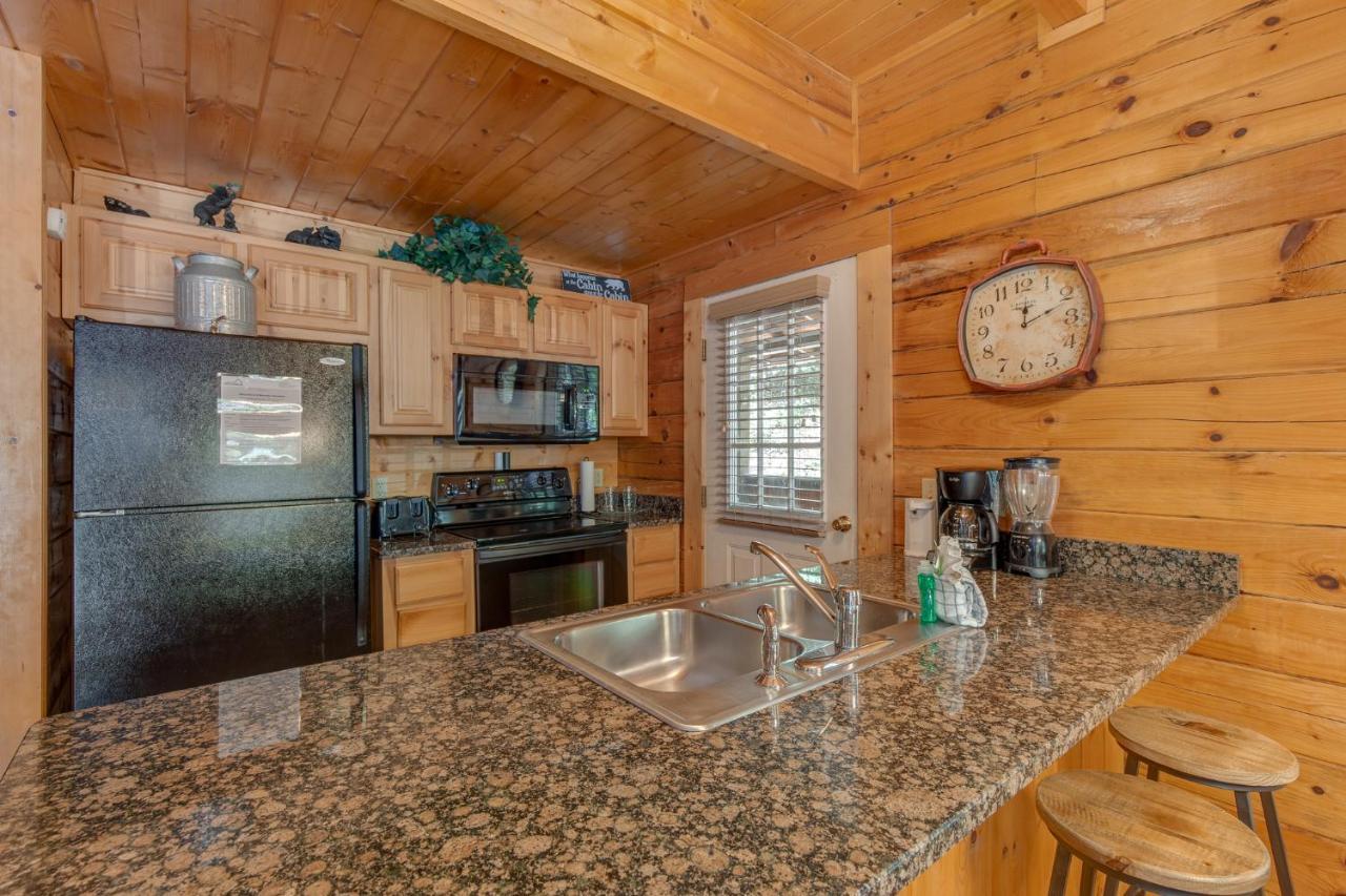 A Mountain Paradise, 2 Bedrooms, Sleeps 6, Pool Access, Hot Tub, Pool Table Pigeon Forge Buitenkant foto